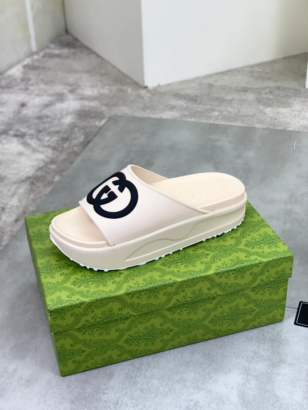 Men's Men's Shoes 💰P300💰[New Style] High Version 🎁🎁🎁 GUCCI New Year of the Snake casual slippers, original official website, perfect workmanship, transmitting a kind of noble luxury, sublimating its definition of luxury in Gucci's high-end extraordinary craftsmanship. Original Gucci double G combination outsole, code number: 35-46, complete package